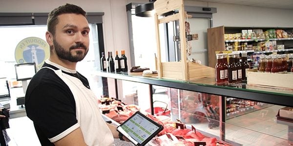 EP_lead_magnet_boucherie_Julien Boucher devant son rayon avec la tablette ePackPro