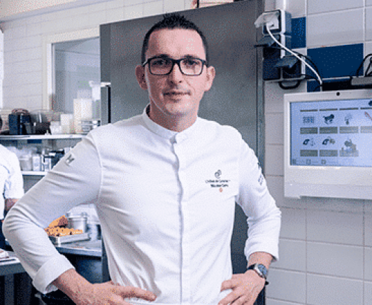 Chef Nicolas Carro devant la solution ePackPro